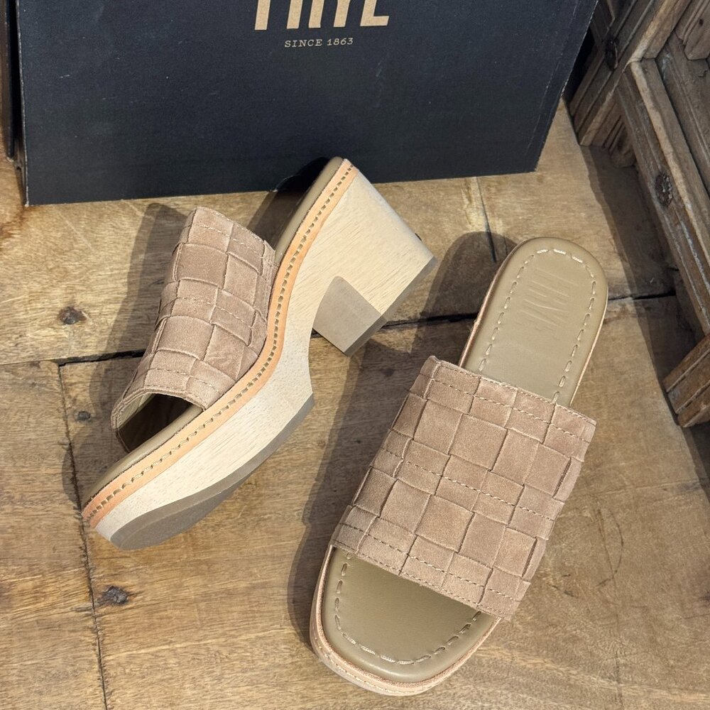 NEW w/box  Frye Leather Platform Sandals Size 10